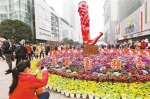 1月1日，江北观音桥步行街，鲜花装扮街头，为节日增添了几分喜庆，让市民对新年的美好生活多了几分期盼。 记者 罗斌 摄 - 重庆新闻网