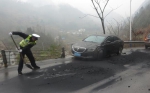 两车相撞机油泄露阻断交通 黔江民警撒煤清除隐患 - 公安厅