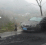 两车相撞机油泄露阻断交通 黔江民警撒煤清除隐患 - 公安厅