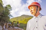 2016年5月10日，巫溪县红池坝镇中岗村，林荣成看着正在施工的机耕道。 - 重庆新闻网