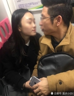情侣地铁上忘我亲热 一路狂吻13个站 - 重庆晨网