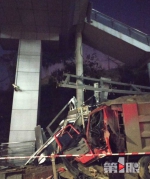 轨道2号线刘家坝站外发生车祸 造成轻轨站直梯损毁 - 重庆晨网