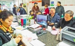 社区办理老年人公交IC卡第一天 5分钟办一个 - 重庆新闻网