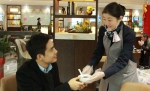 情暖冬日 重庆机场要客服务部为旅客送上温暖腊八粥 - 机场