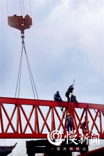 连续9年跟拍大桥建设者，七旬摄影师眼中260米高空的壮丽风景…… - 重庆晨网