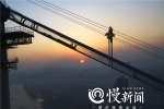 连续9年跟拍大桥建设者，七旬摄影师眼中260米高空的壮丽风景…… - 重庆晨网