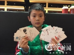 有才！8岁男孩迷恋画画 妈妈把他画的54张怪兽制成扑克牌 - 重庆晨网