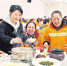 罗平(左二)热情招待环卫工人。 - 重庆新闻网