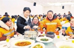 罗平(左二)热情招待环卫工人。 - 重庆新闻网