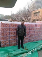 重庆老人袁志明带着30吨脐橙来到济南。山东广播电视台记者 陈志富 李平 摄.jpg - 重庆晨网