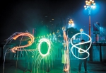 二月十五日，农历除夕夜，南滨路烟花燃放点，市民们用光绘的方式庆祝新春佳节。记者 齐岚森 摄 - 重庆新闻网