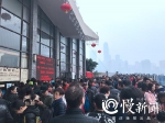 壮观 长江索道外游客排起百米长队 - 重庆晨网