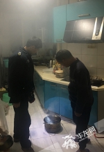 惊险！市民半夜闻到糊味 靠手电筒照出烟雾排除邻居家中火险 - 重庆晨网