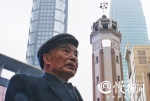 解放碑挂了十年的劳力士“下岗”，来听60年前的转钟人讲述钟的故事 - 重庆晨网