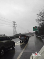 今下午渝邻高速堵了4公里 原因是这起事故 - 重庆晨网
