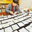 高晓明在自家书房用上万张小卡片研究汉字与英文字母之间的关系。 记者 万难 摄 - 重庆新闻网