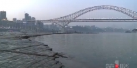 市民江北嘴晒太阳发现江里有辆车，一查竟是去年滑入江中的 - 重庆晨网