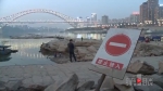 市民江北嘴晒太阳发现江里有辆车，一查竟是去年滑入江中的 - 重庆晨网