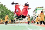 2月26日，綦江区陵园小学，学生在操场上跳绳。通讯员 王京华 摄 - 重庆新闻网