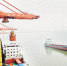 近日，两江新区果园港码头，集装箱船正在装货。 - 重庆新闻网