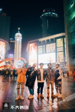这支男子街舞组合让重庆地标走红抖音 百万粉丝为他们打CALL - 重庆晨网