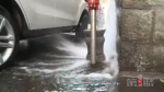 倒车不慎撞断水管 居民接水洗车忙 - 重庆晨网
