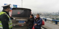 7座面包车拉了14人，司机见到执法人员来了大喊：快跑！ - 重庆晨网