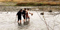 江水暴涨情侣被困阿蓬江滩涂 黔江民警及时救助脱险 - 公安厅