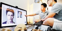两江新区的重庆中科云丛科技有限公司，工作人员正在测试人脸识别动态区域监控系统。 - 重庆新闻网