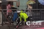 民警冒雨疏通下水口“排堵” ，过路驾驶员纷纷点赞 - 重庆晨网