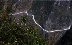 重庆峡谷现“挂壁路” 似巨龙盘绕山间 - 重庆晨网