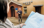三月七日，在渝中区九坑子港口小区公厕，陈鸿带着同事正在做改造前的勘查工作。记者 张锦辉 摄 - 重庆新闻网