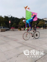 五旬男子有绝技：自行车上跳绳滚铁环玩金鸡独立 - 重庆晨网