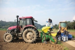 工作人员添加机播玉米、肥料 - 农业机械化信息