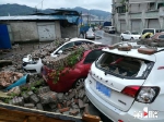 大雨导致围墙垮塌 三辆私家车秒变“运砖小货车” - 重庆晨网