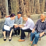 湛常琼(左一)正在走访村民。 (受访者供图) - 重庆新闻网