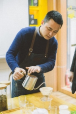上海暖男为女友来渝创业 开咖啡馆试味喝过50000杯咖啡 - 重庆晨网