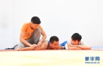 （图片故事）（9）乡村中学里的摔跤班 - 新华网