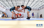 （图片故事）（6）乡村中学里的摔跤班 - 新华网