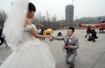 重庆“80后”小伙，乘直升机向女友求婚 - 重庆晨网