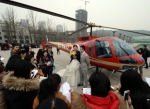 重庆“80后”小伙，乘直升机向女友求婚 - 重庆晨网