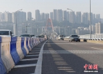 重庆开通全国首条“逆向车道”为市民高峰出行省时 - 新华网