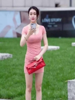 重庆如此漂亮的美女 身穿粉红色紧身短裙 这种裙子真好看 - 重庆晨网