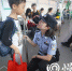 2号线杨家坪站有位女民警，两年多“捡”45个孩子  - 重庆晨网