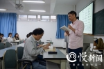 83岁“工科男”爱上古汉语，他跟相差60岁的“同学”一起上大学！ - 重庆晨网