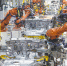 四月二十六日，璧山众泰汽车T300生产基地焊接车间的全自动焊接生产线。首席记者 崔力 摄 - 重庆新闻网