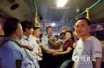 路队”祖师爷“退休了：开了33年公交车，百万公里零事故 - 重庆晨网