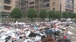 垃圾围堵轻纺服装城 这场面堪称壮观 - 重庆晨网
