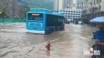 万州普降暴雨公路积水 汽车犹如“水中行船” - 重庆晨网