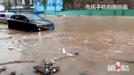 万州普降暴雨公路积水 汽车犹如“水中行船” - 重庆晨网